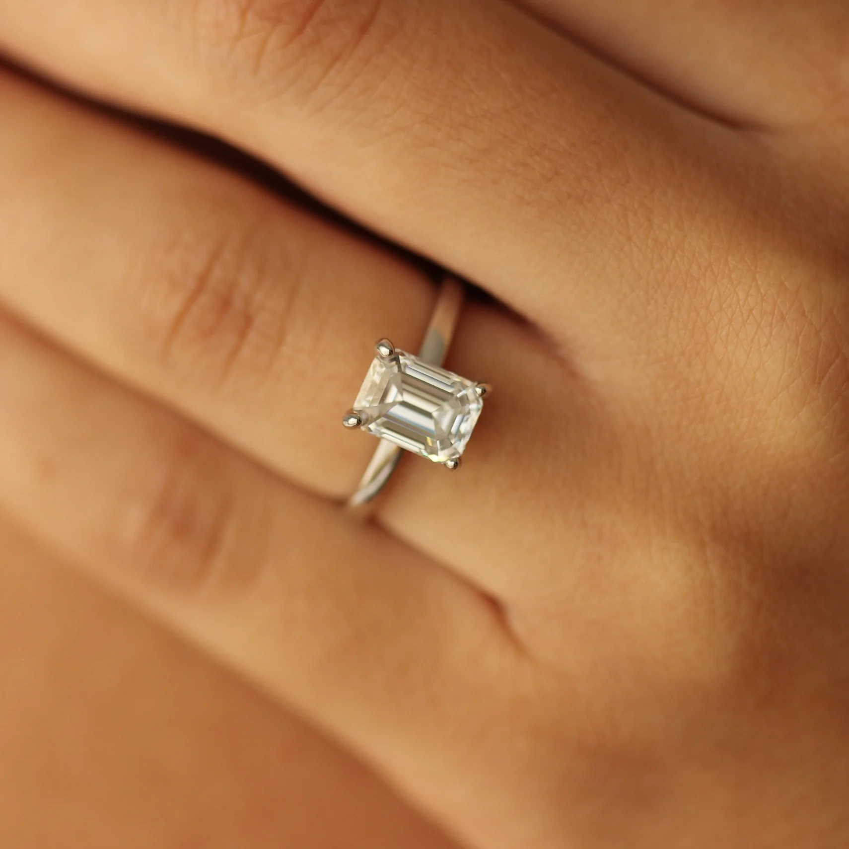 Lille Emerald Moissanite Ring - Image 6